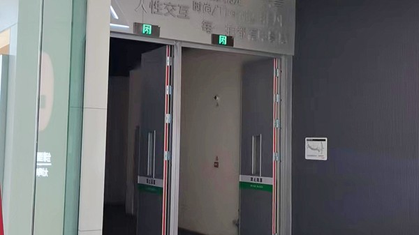 智能疏散指示系統能否在斷電時正常運行？