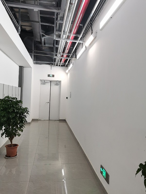 智能疏散指示系統如何自動調整疏散指示以適應火勢變化？