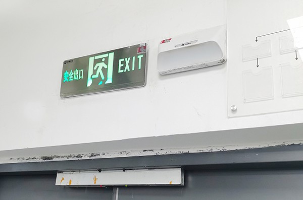 如何確保智能疏散系統在斷電情況下仍能正常工作？