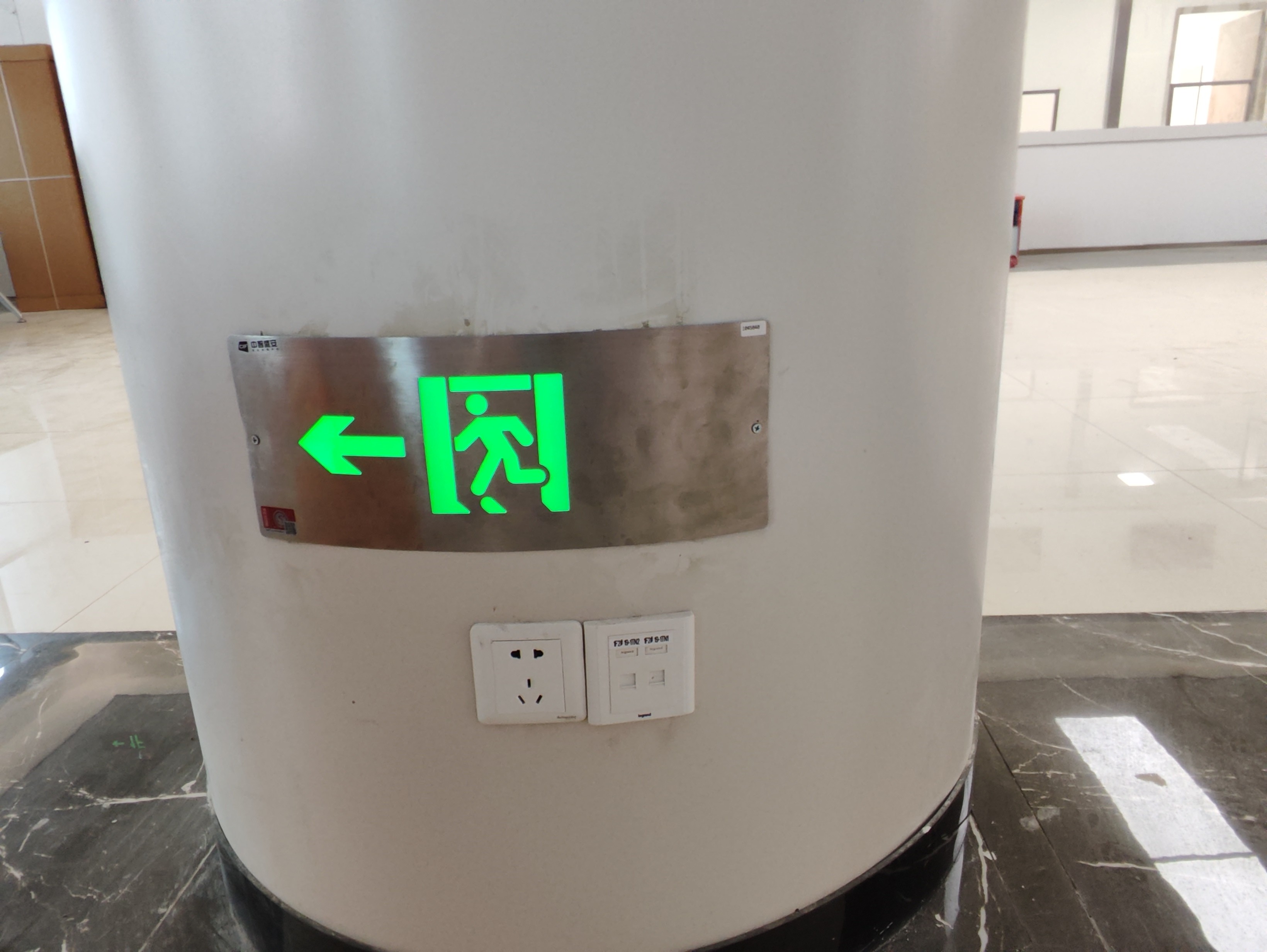 應急疏散系統能否在夜間或低光照條件下正常工作？